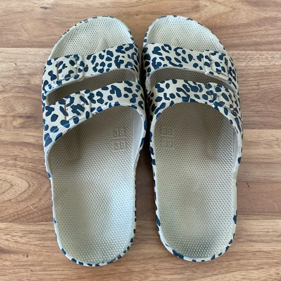 ❤️ Freedom Moses Sandals Size 8.5 / 38-39