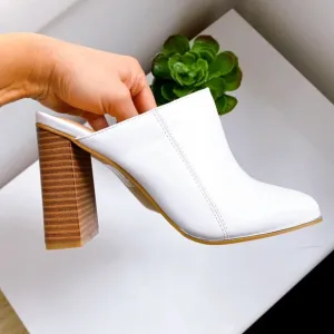 👡 WHITE FAUX LEATHER STITCHED CHUNKY HEEL MULES!