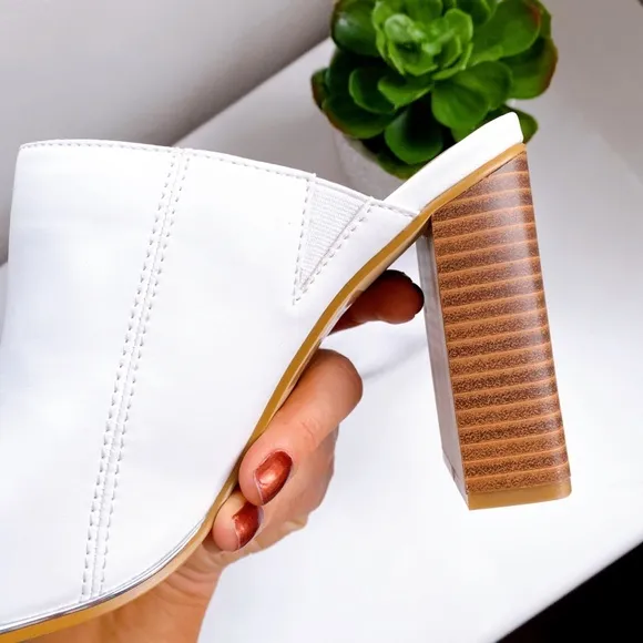 👡 WHITE FAUX LEATHER STITCHED CHUNKY HEEL MULES!