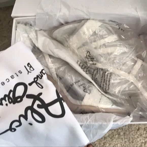 1 hour sale. Alice   Olivia, Fanniey White Heel Sandals, size 9, NIOB