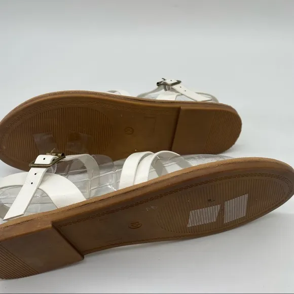 10 Journee CollectionWomen's Vasek faux leather Sandals in white size 10 NEW