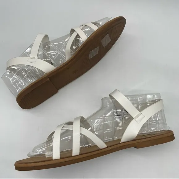 10 Journee CollectionWomen's Vasek faux leather Sandals in white size 10 NEW