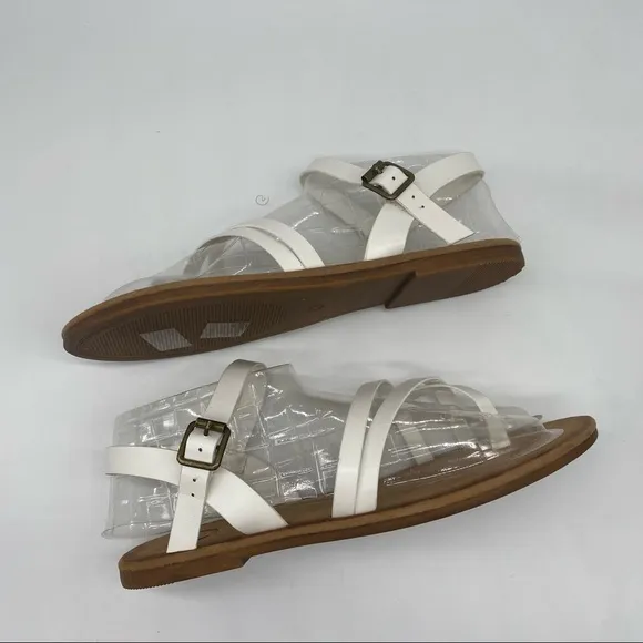 10 Journee CollectionWomen's Vasek faux leather Sandals in white size 10 NEW