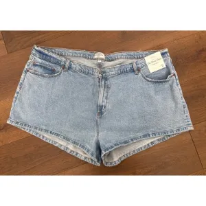 Abercrombie &amp; Fitch Curve Love High Rise Mom Short Medium Wash Women Sz 37 NWT
