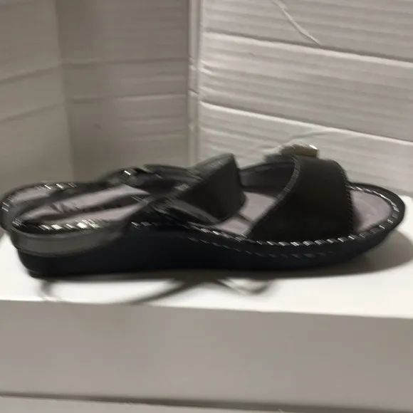 Alegria patent leather upper/lining sandals with Velcro closure. NWOT