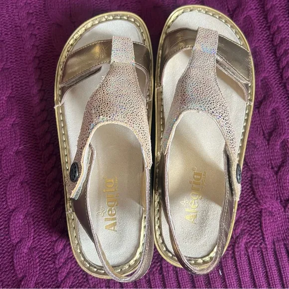 Alegria Sand Do's Gold Iridescent Leather Kendra T-Strap Sandals Size 40 9.5/10