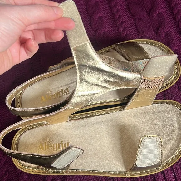Alegria Sand Do's Gold Iridescent Leather Kendra T-Strap Sandals Size 40 9.5/10