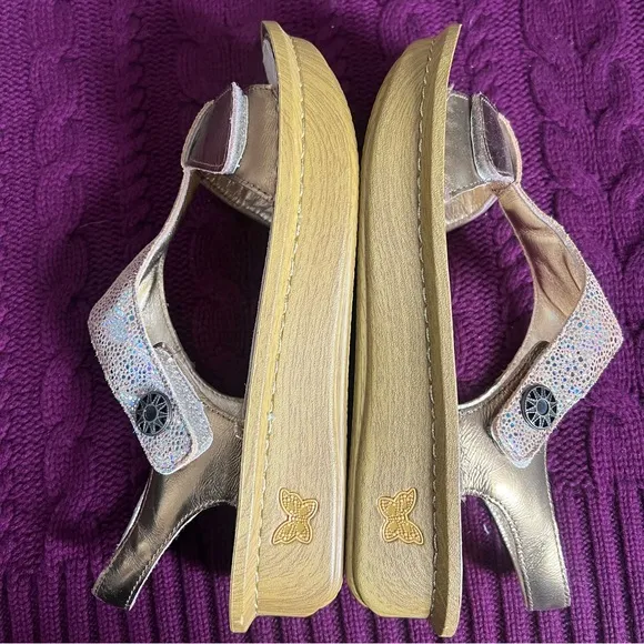 Alegria Sand Do's Gold Iridescent Leather Kendra T-Strap Sandals Size 40 9.5/10