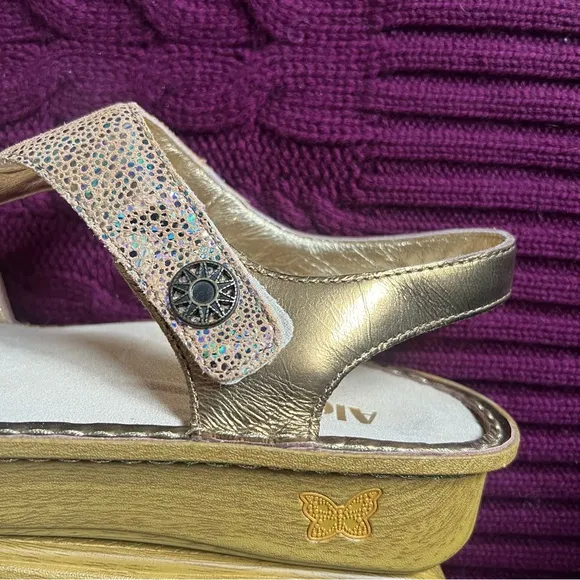 Alegria Sand Do's Gold Iridescent Leather Kendra T-Strap Sandals Size 40 9.5/10