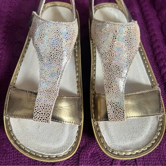Alegria Sand Do's Gold Iridescent Leather Kendra T-Strap Sandals Size 40 9.5/10