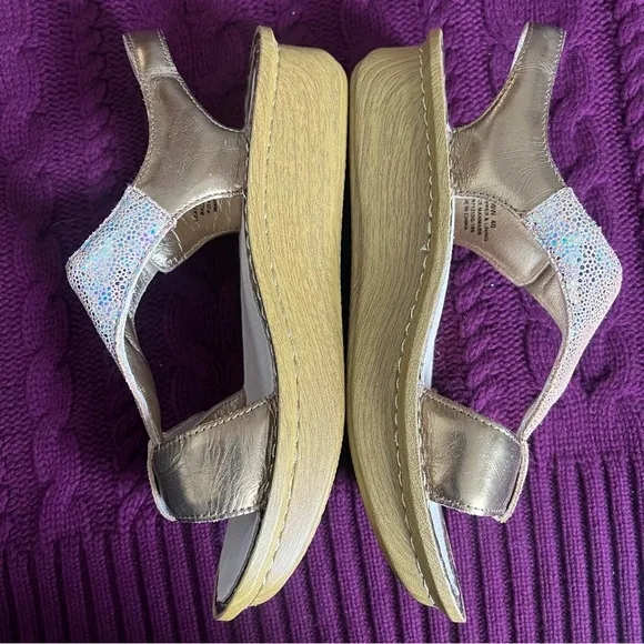 Alegria Sand Do's Gold Iridescent Leather Kendra T-Strap Sandals Size 40 9.5/10