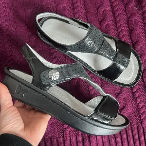 Alegria Tile Me More Black Leather Kendra T-Strap Sandals Size 40 Size 9.5/10