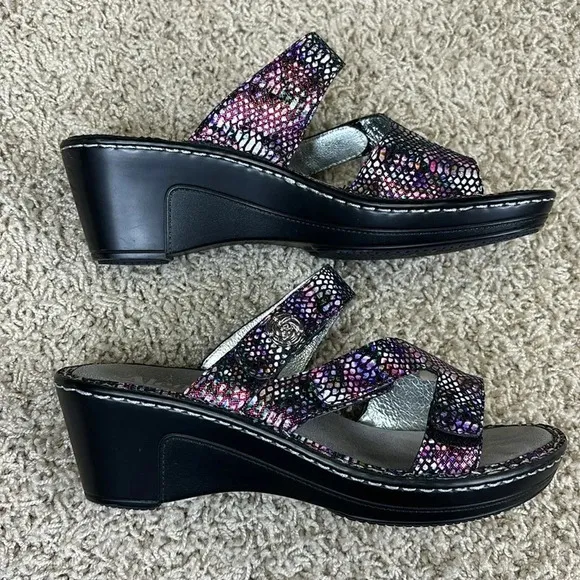 Algeria Loti purple iridescent leather three strap wedge sandals sz 37
