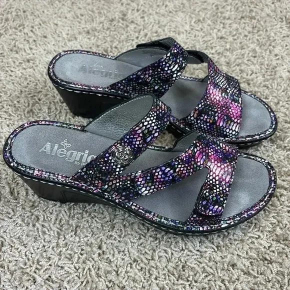 Algeria Loti purple iridescent leather three strap wedge sandals sz 37