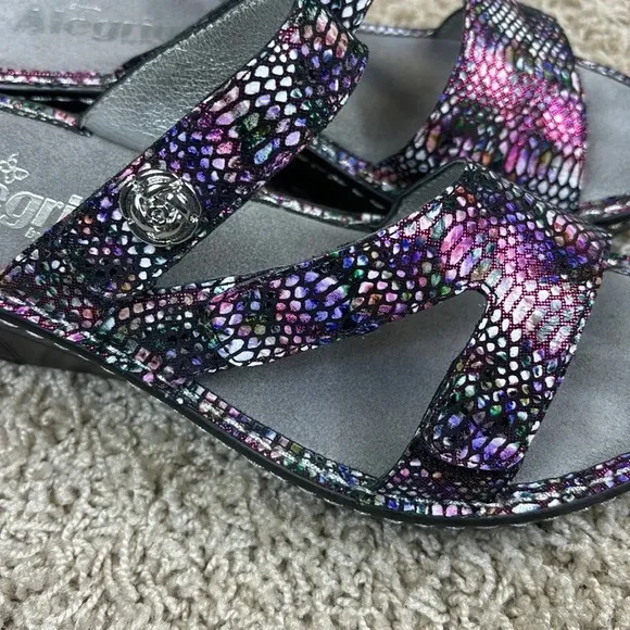 Algeria Loti purple iridescent leather three strap wedge sandals sz 37