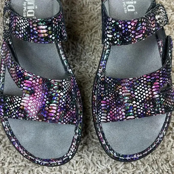 Algeria Loti purple iridescent leather three strap wedge sandals sz 37