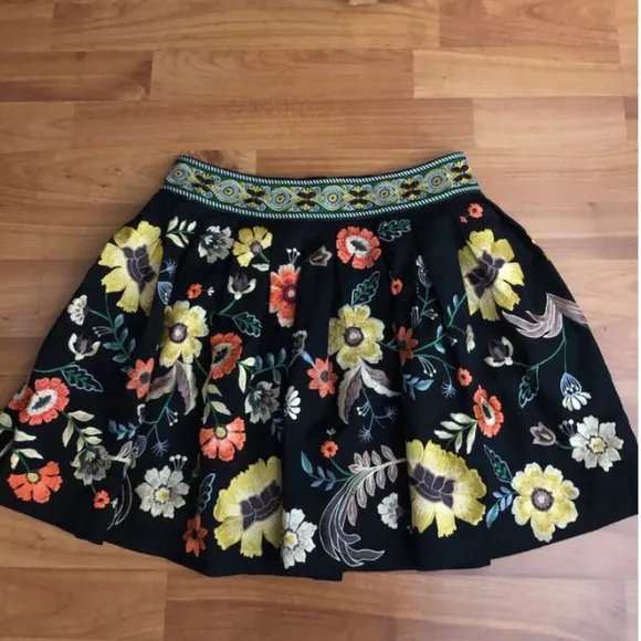 Alice And Olivia Fizer Embroidered Poplin Mini Skirt In Black