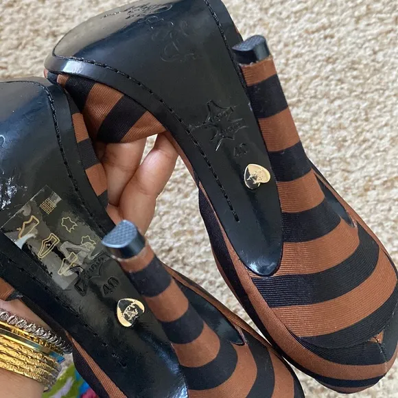 Alive   Olivia striped heels (NWOT)
