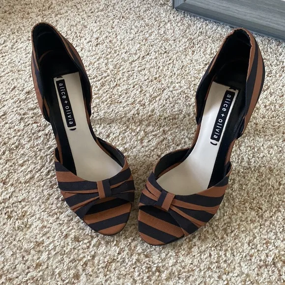 Alive   Olivia striped heels (NWOT)