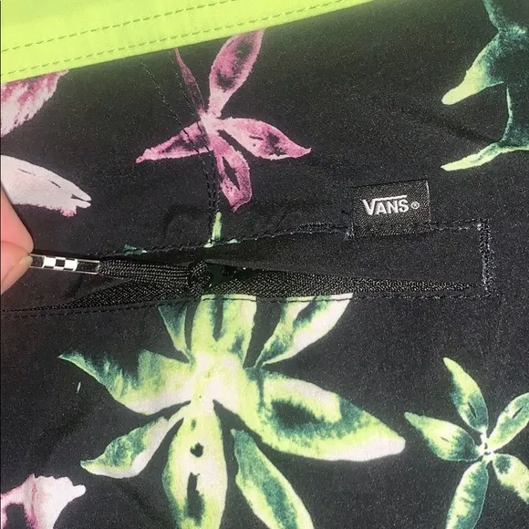 &gt;💙ERA BOARD SHORT SWIM POOL, BEACH🏝️ BLACK/NEON GREEN TRUNKS BRAND NEW VANS 😍