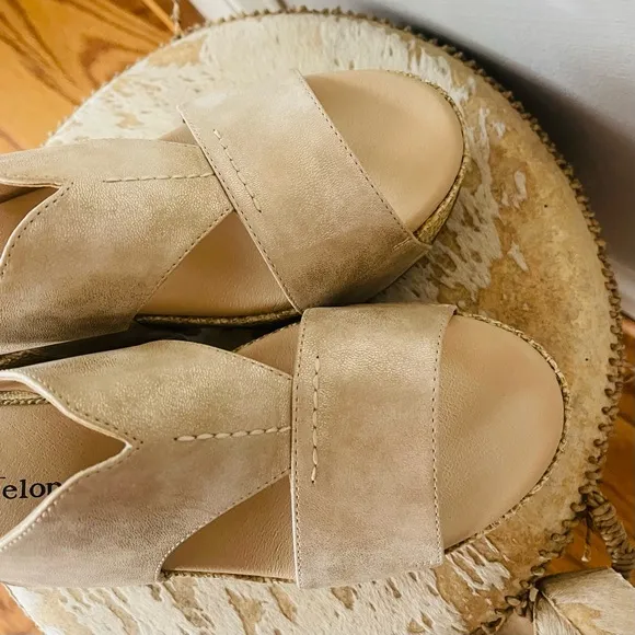 ANTELOPE Metallic Gold Linen Wedge Heeled Sandals Like New Taupe Tan Size 40