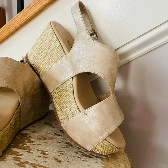 ANTELOPE Metallic Gold Linen Wedge Heeled Sandals Like New Taupe Tan Size 40