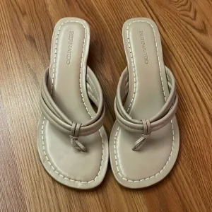 Anthropologie Bernardo Miami Demi Wedge Sandals. NEW