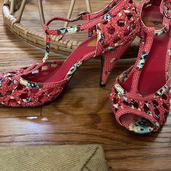 Anthropologie polka dot floral t strap Mary Jane sandals heels rockabilly 6.5