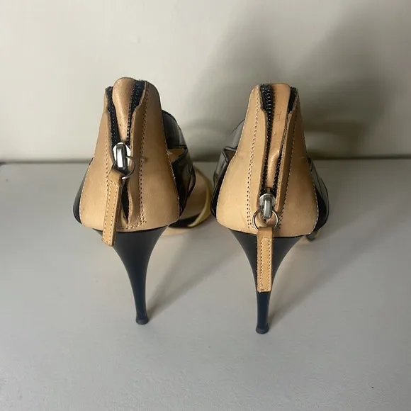 Authentic GIUSEPPE ZANOTTI Nude/Black leather  patent opentoe pumps sandals 38