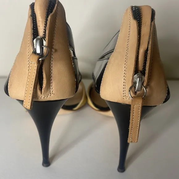 Authentic GIUSEPPE ZANOTTI Nude/Black leather  patent opentoe pumps sandals 38