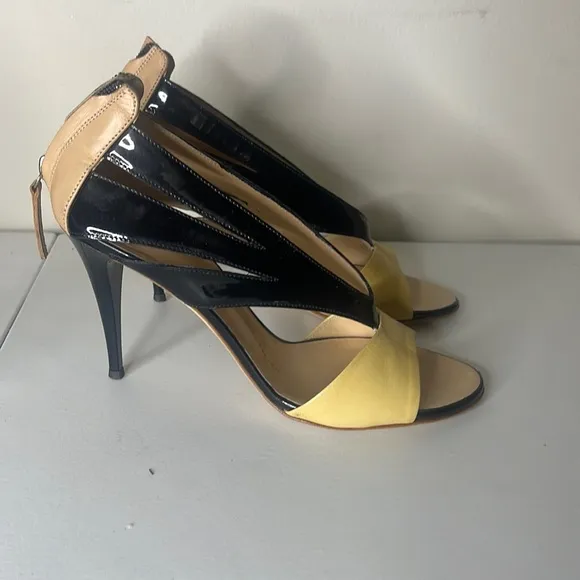 Authentic GIUSEPPE ZANOTTI Nude/Black leather  patent opentoe pumps sandals 38