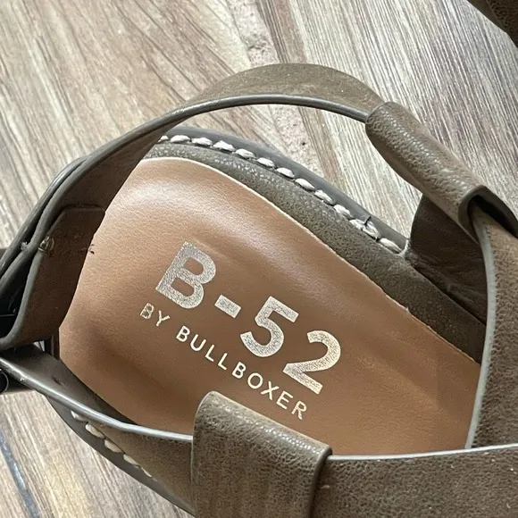 B-52 by Bullboxer Ivvy Sandals Adjustable Buckle Strap Olive Size 9