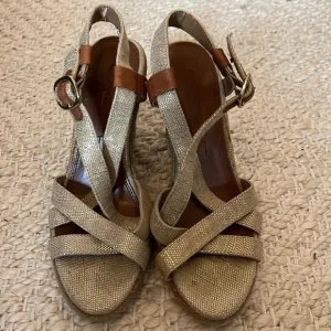 BANANA REPUBLIC CORK AND LEATHER WEDGE SANDALS- SIZE 5.5
