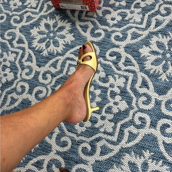 Banana Republic Women's Yellow  Leather Kitten Heel Sandals size 8
