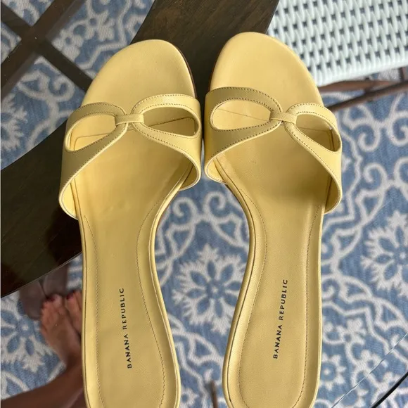 Banana Republic Women's Yellow  Leather Kitten Heel Sandals size 8