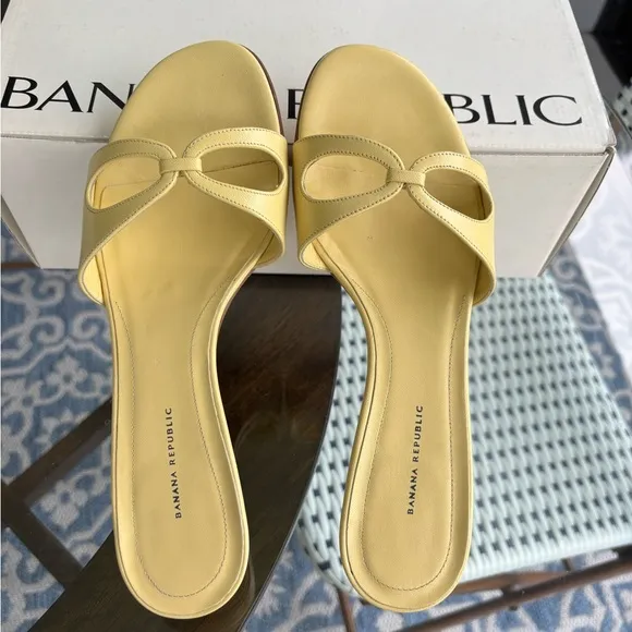 Banana Republic Women's Yellow  Leather Kitten Heel Sandals size 8