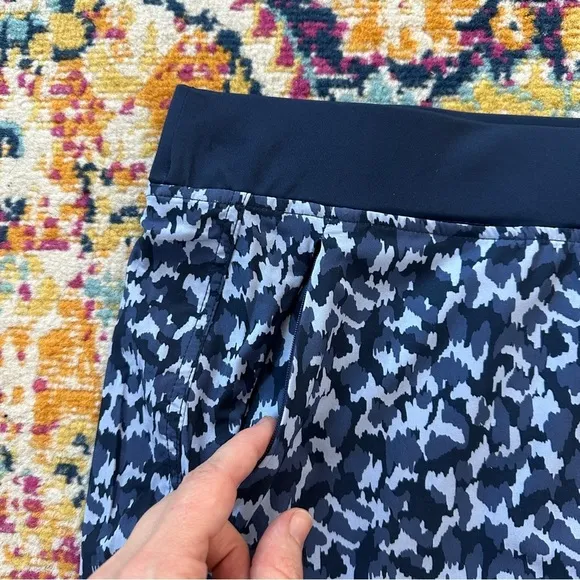 Belyn Key City Golf Skort in Marble Blue Size L