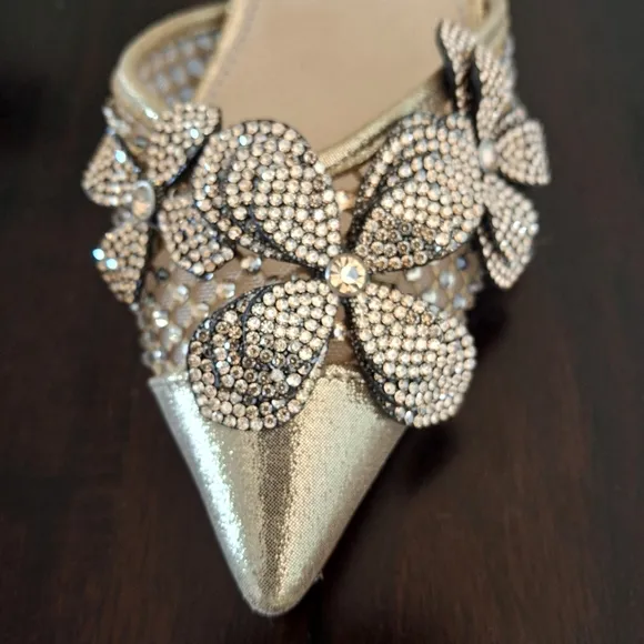 BETSY JOHNSON &quot;Sofya&quot; Gold Pointy Toe Rhinestone Floral Appliqués Sandal Size7.5