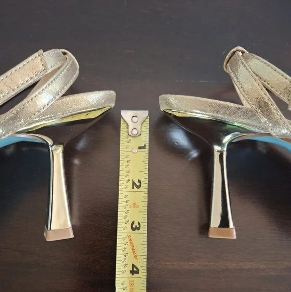 BETSY JOHNSON &quot;Sofya&quot; Gold Pointy Toe Rhinestone Floral Appliqués Sandal Size7.5