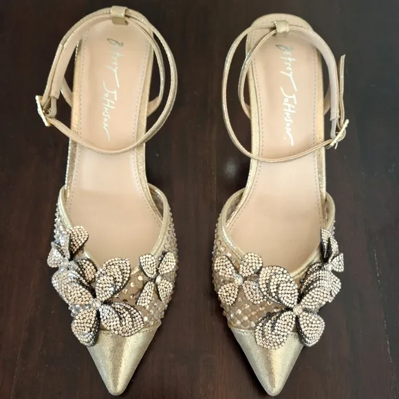 BETSY JOHNSON &quot;Sofya&quot; Gold Pointy Toe Rhinestone Floral Appliqués Sandal Size7.5