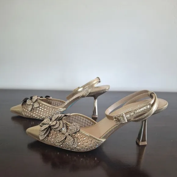 BETSY JOHNSON &quot;Sofya&quot; Gold Pointy Toe Rhinestone Floral Appliqués Sandal Size7.5