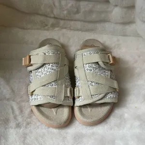 Beyond the edge of the world Beige slides sandals rhinestones accents SZS ,W10