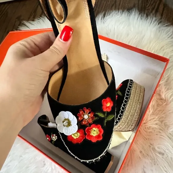 Bill blass black platform sandals