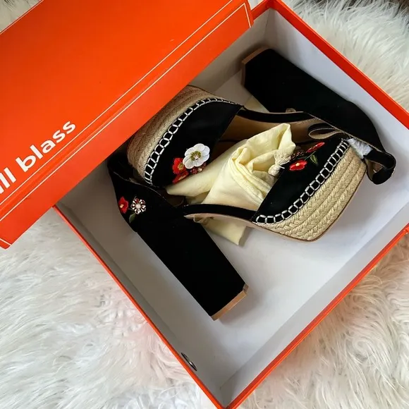 Bill blass black platform sandals