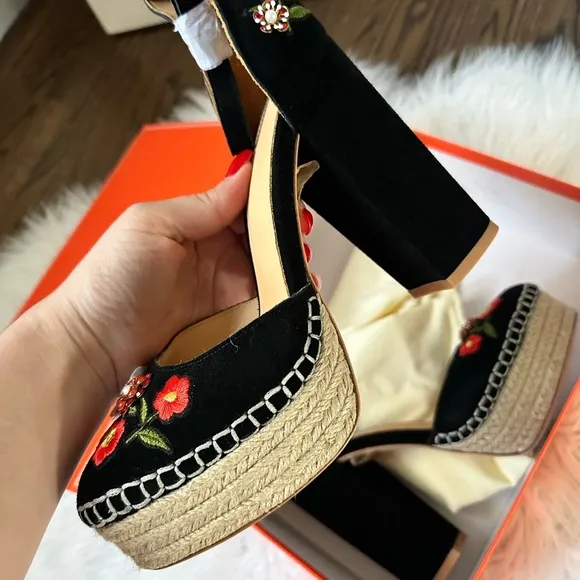 Bill blass black platform sandals