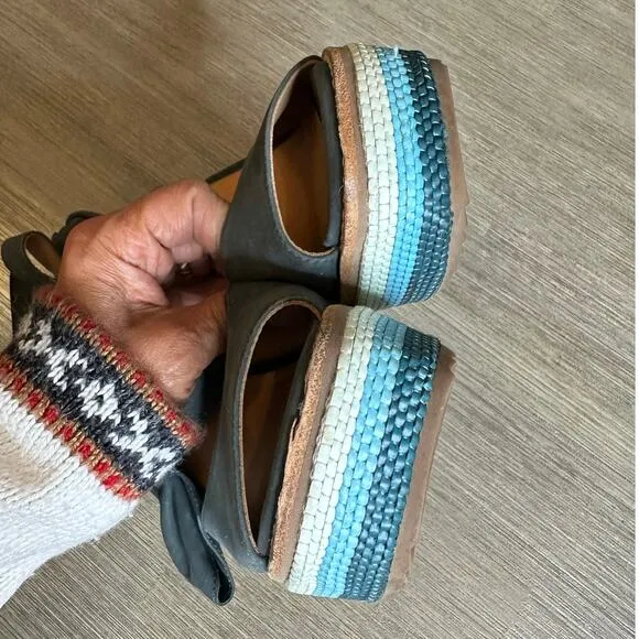 BILL BLASS Bolton Leather Platform bow strap Sandals In Denim Blue Size 7