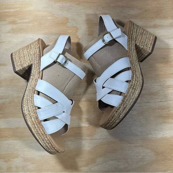 BOC by Born Melodie White Sandals Women’s Size 9 New in Box