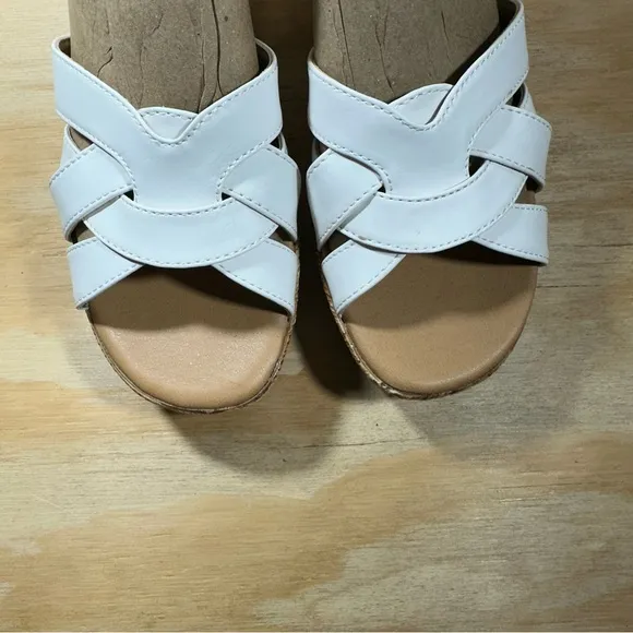BOC by Born Melodie White Sandals Women’s Size 9 New in Box