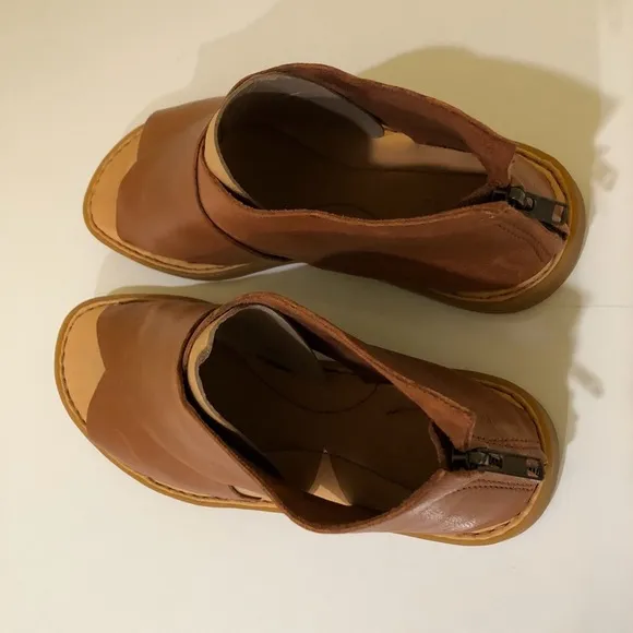 Born Flat sandals SIZE 8 -Pre Owned# Rarely Used.