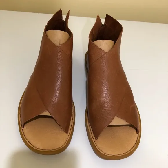 Born Flat sandals SIZE 8 -Pre Owned# Rarely Used.